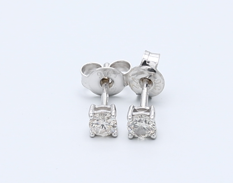 0.27ctct Round  White Gold Diamond Earrings