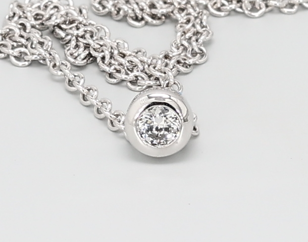 0.116ct Round White Gold Diamond Pendants